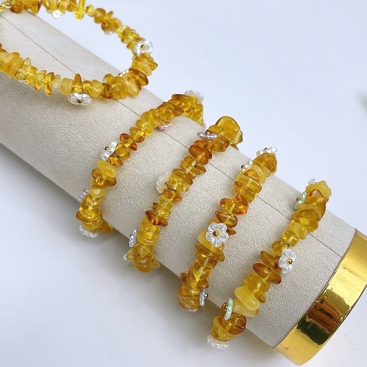 Vòng Tay Hổ Phách Dạng Thô Đánh Bóng – Mix Charm Hoa Mai 🌼